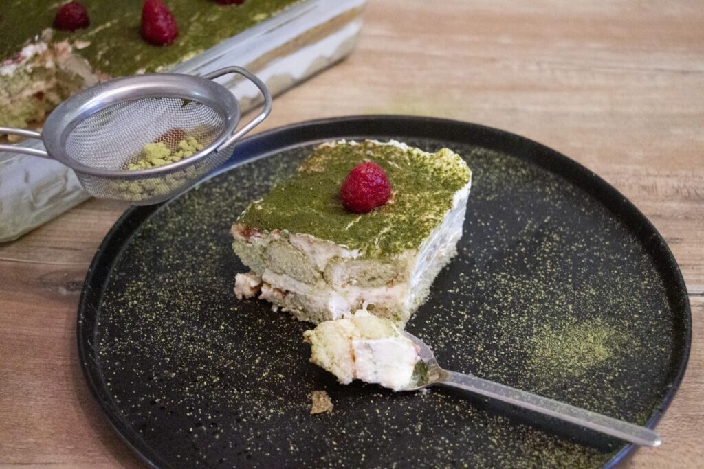 Matcha Tiramisu mit Erdbeeren und Himbeeren Rezept