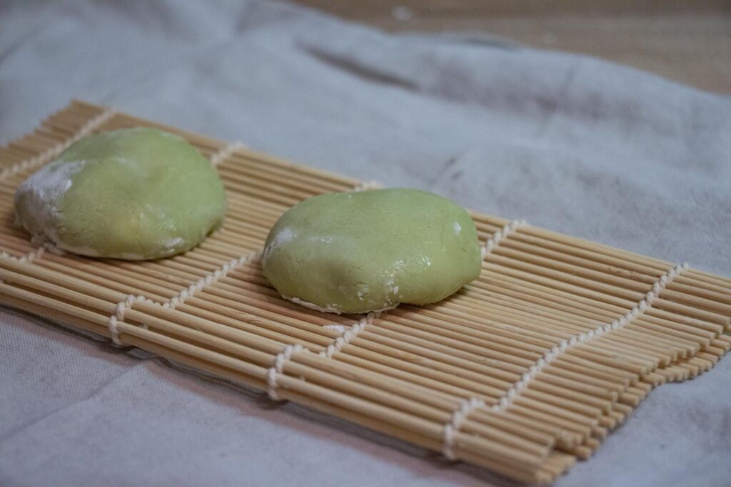 Matcha Mochi Rezept mit Erdbeer Sahne Füllung
