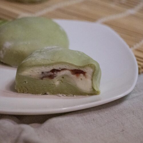 Matcha Mochi Rezept mit Erdbeer Sahne Füllung