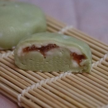 Matcha Mochi Rezept mit Erdbeer Sahne Füllung